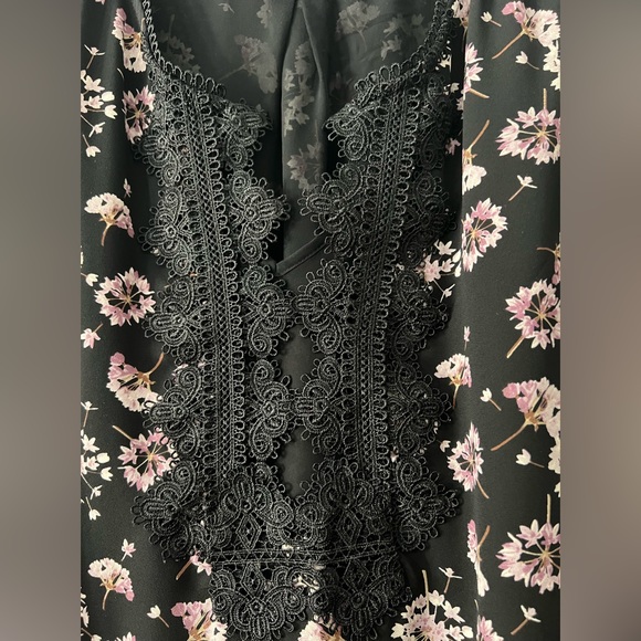 WHBM - Sleeveless Black Lilac Printed - Split Neckline With Lace Detailing - Picture 6 of 13